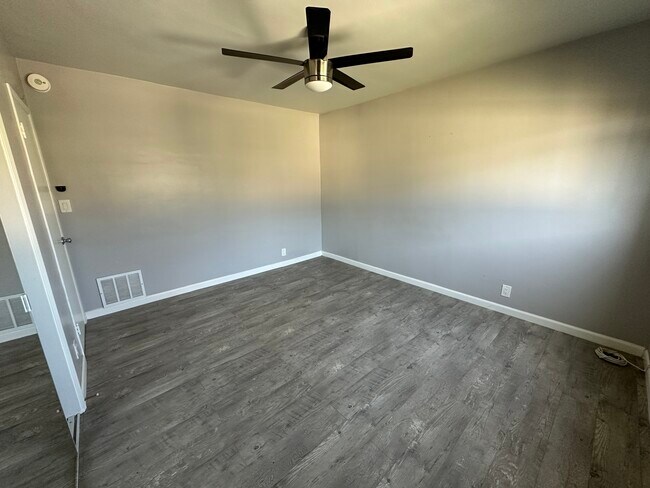 Building Photo - 1547 Saltair S Ave