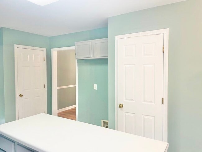Building Photo - 10654 S Hall Dr