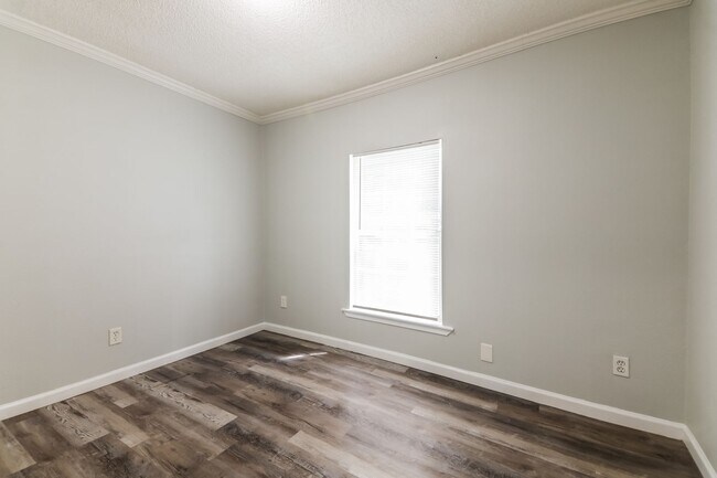 Building Photo - 3 BR/2BA | Newly Renovated Single Family Home  | Huge fenced backyard| In Dallas!