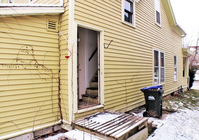 Building Photo - $900 | 1 BD RM, 1 Bath Apartment | Utiliti...