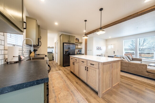 Building Photo - 523 W Vance Dr