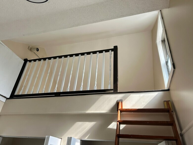 Building Photo - 10102 Main St