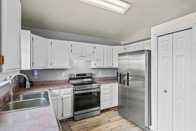 Building Photo - 770 Stargate Dr