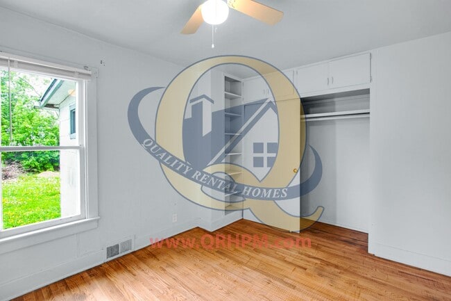 Building Photo - Available Now! 2 beds with Garage!