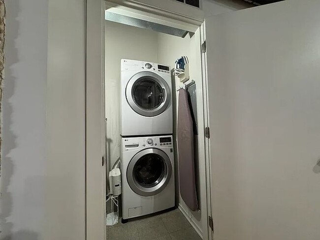 In-unit washer/dryer - 616 W Fulton St