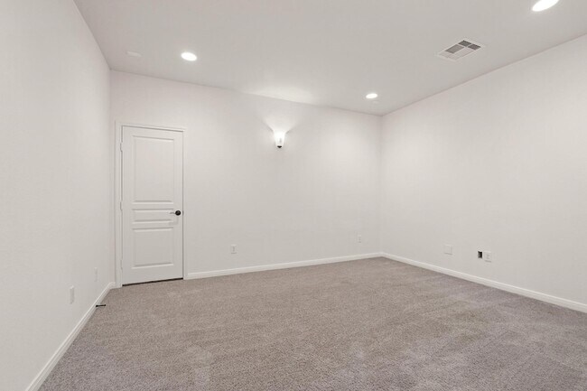 Building Photo - 25935 Foxrun Vista Dr