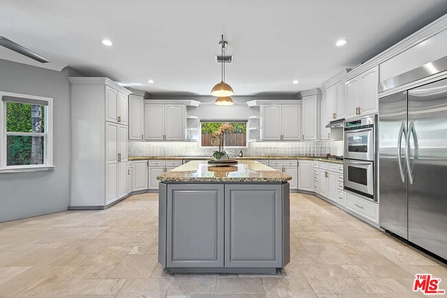 Building Photo - 4724 Noble Ave