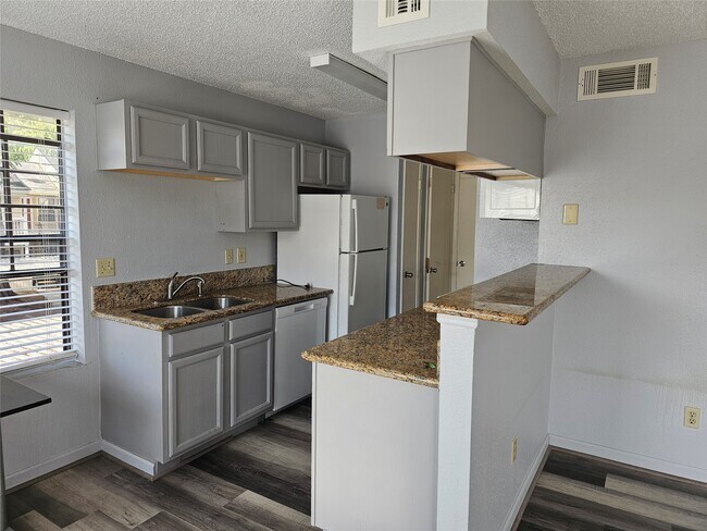 Building Photo - 2750 Holly Hall St