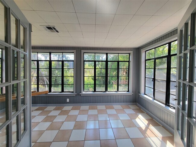 Building Photo - 2027 Sheridan St