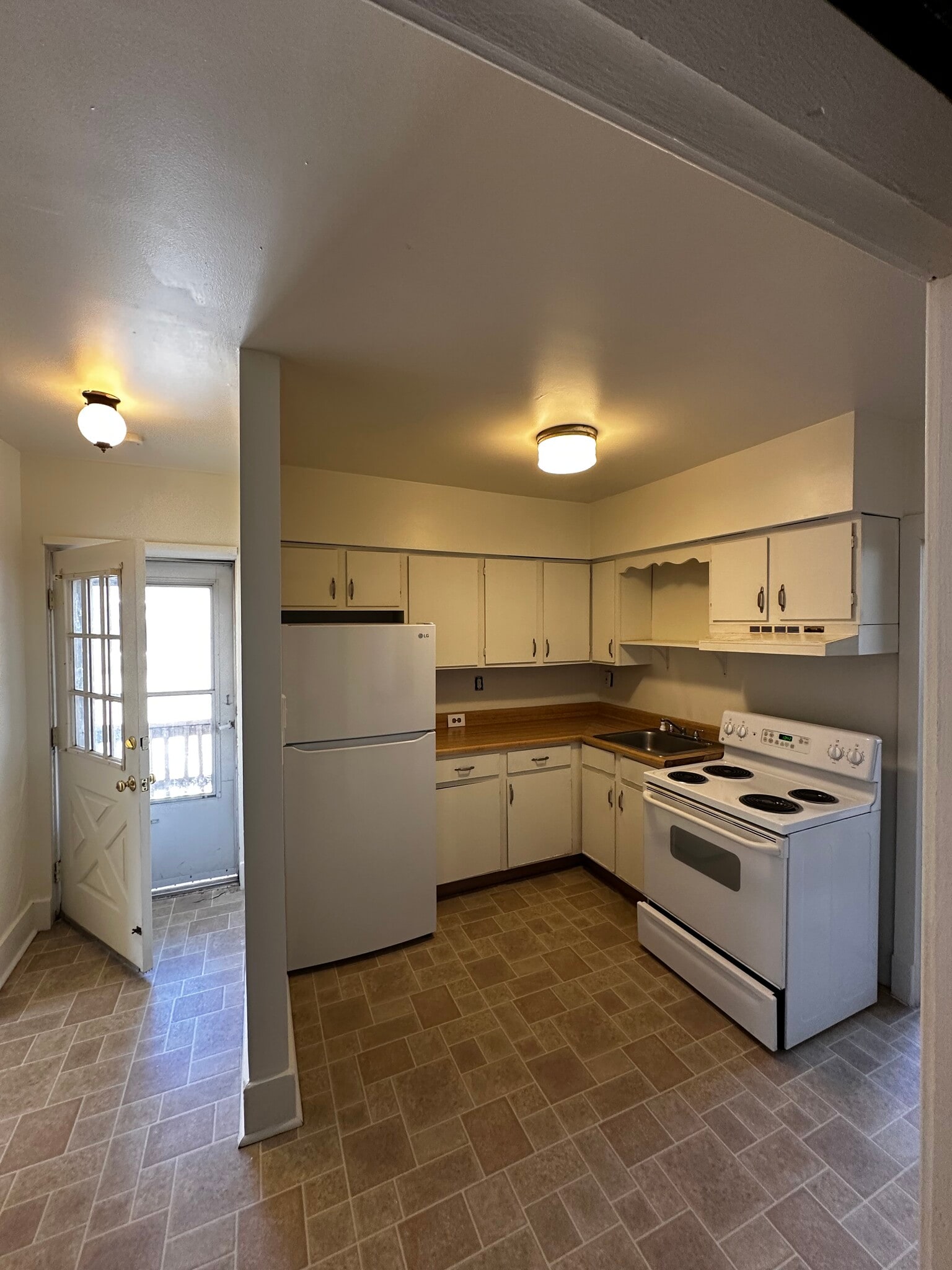 KITCHEN - 1059 North Ave