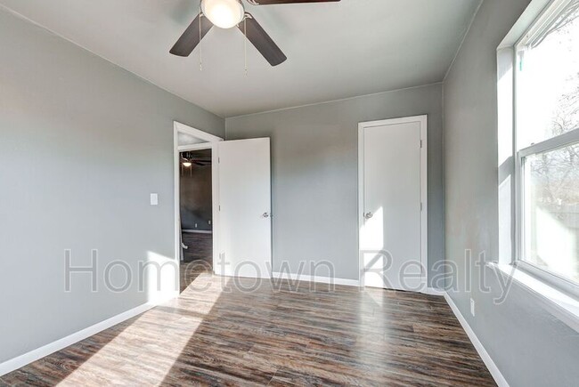 Building Photo - 1103 N Louisa Ave