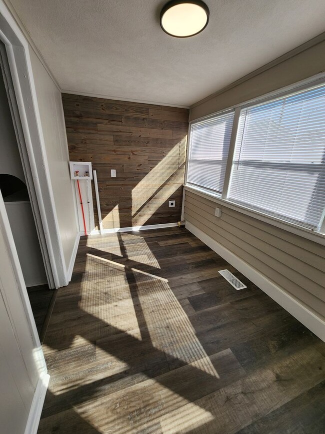Building Photo - Spacious 3-Bedroom, 1-Bathroom Home AVAILA...