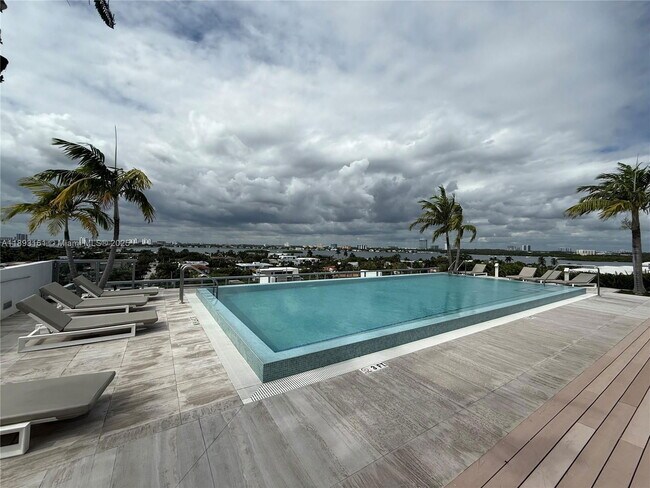 Building Photo - 9940 W Bay Harbor Dr