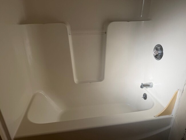 Building Photo - 2 bedroom 1 bathroom house - Close to Campus!