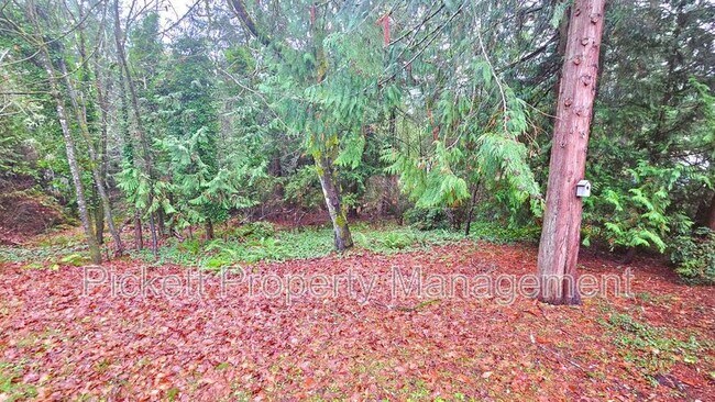 Building Photo - 6449 Lewis NE Dr