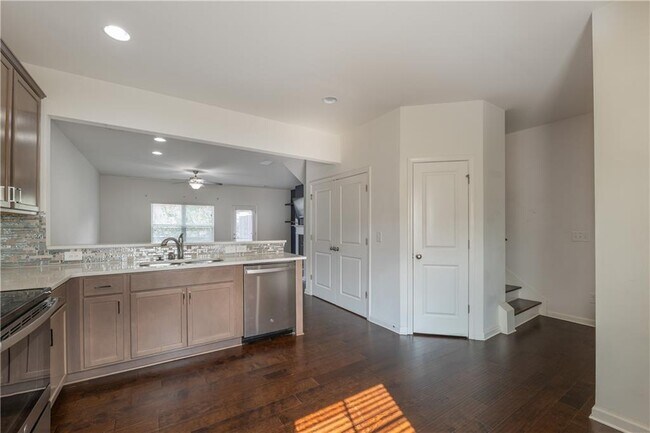 Building Photo - 915 Society Cir