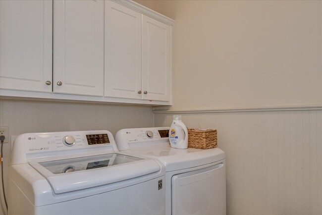 Building Photo - 5 Bed/3 Bath home with Primary Bedroom & a...