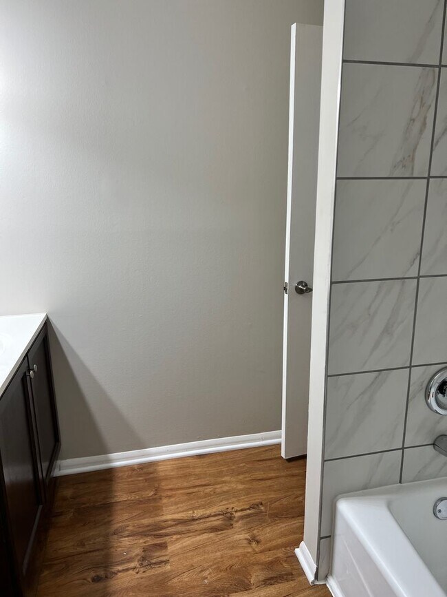 Building Photo - Charming 2-Bedroom 2 bathroom Apartment in the Heart of Chesterton!