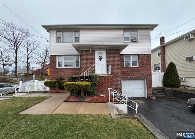 Building Photo - 368 New St