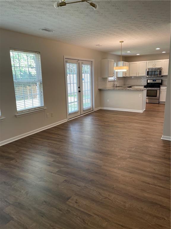 Building Photo - 160 Village Trce