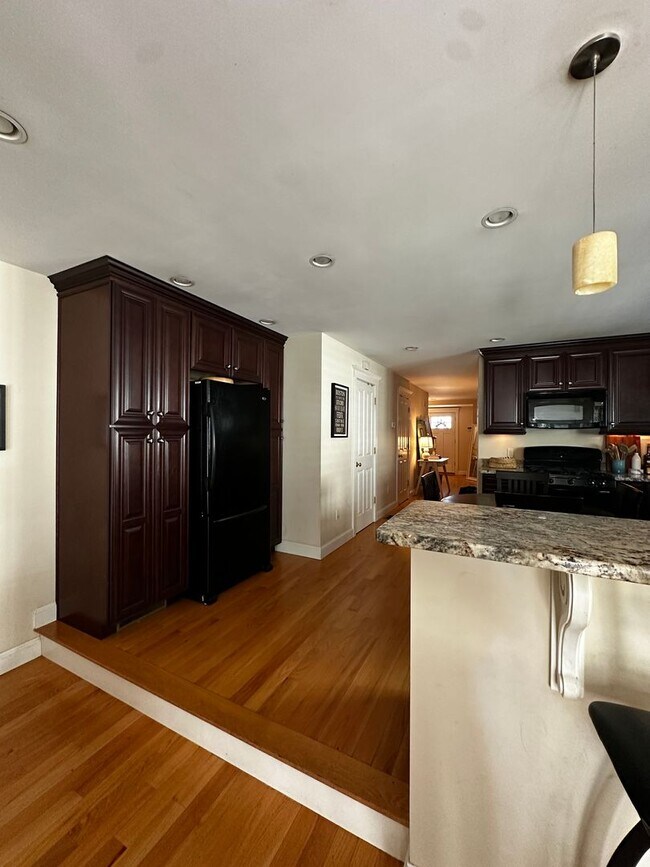 Building Photo - Spacious 3 Bed 2.5 Bath Single-Family Home...