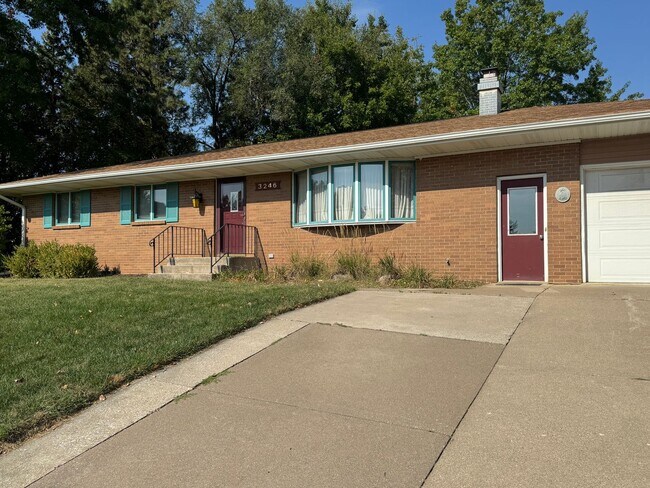 Building Photo - 3 bedroom 2 bath home with a bonus room in Davenport