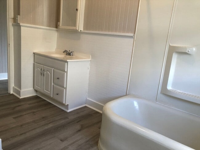 Building Photo - Charming detached single family Kaimuki 3 bdrm, 1 bath home on level lot