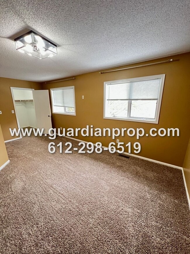 Building Photo - End Unit Maplewood Townhouse Available January 1st, Vaulted Ceilings, Patio, 2 Car Garage