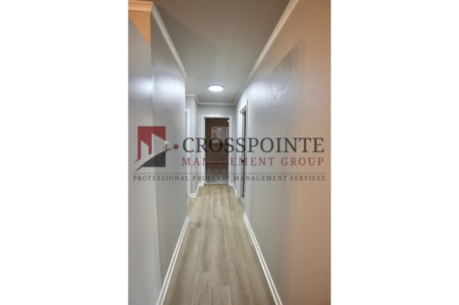 Building Photo - Recently remodeled South Tyler Home with Mother in Law Suite