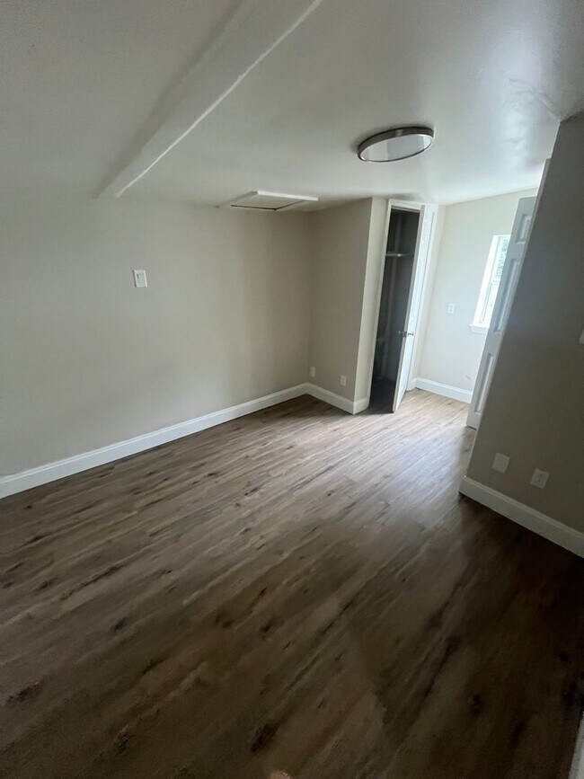 Building Photo - Gorgeous Updated 3 bedroom house!
