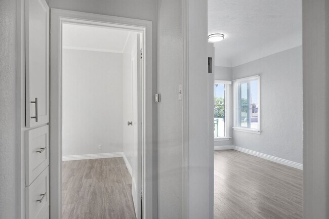 Building Photo - Spacious 2-Bedroom Apartment in Prime Los ...