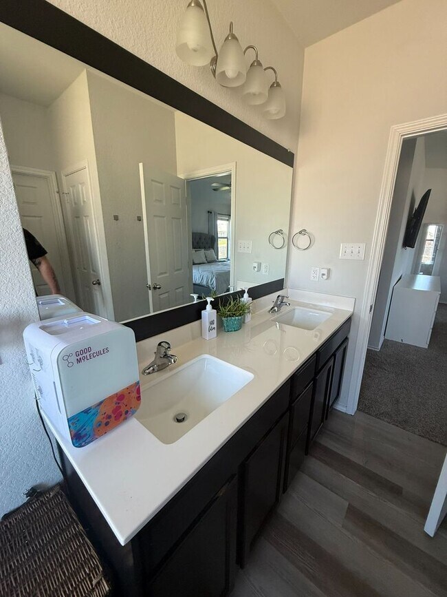 Building Photo - BEAUTIFUL 4-bedroom 2-bathroom home! !!HALF OFF 1ST MONTH!!