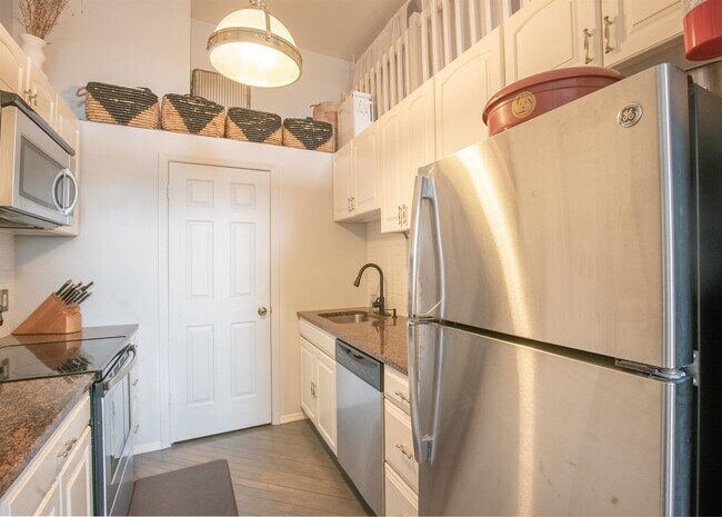 Building Photo - 154 Ogden Ave.