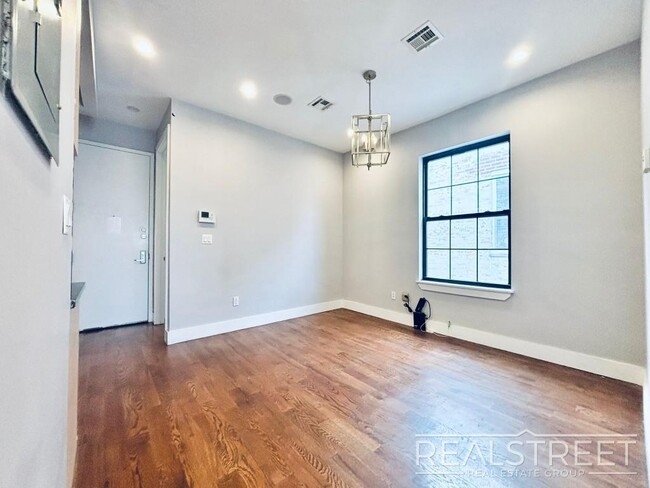 Building Photo - Lovely 3 Bed in Ridgewood!