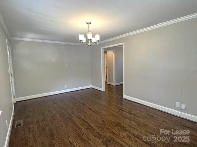 Building Photo - 2401 Roslyn Ave