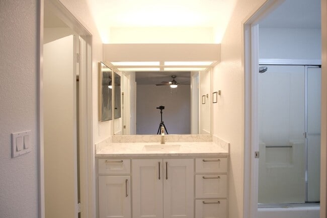 Building Photo - Stunning 3-Bedroom 2-bathrooom in the vibrant city of Modesto