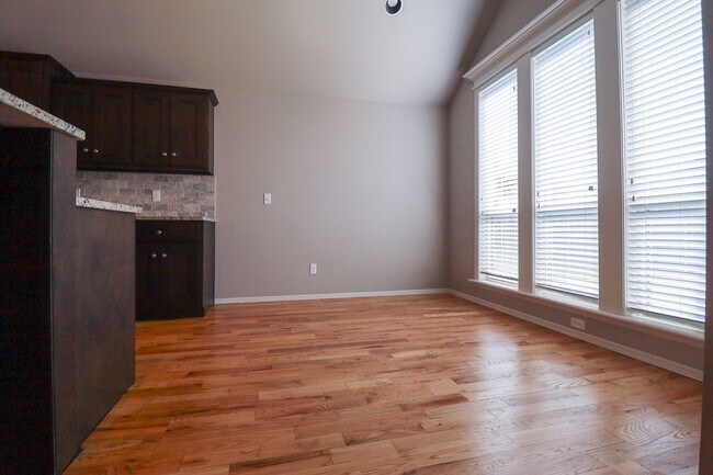 Building Photo - Spacious 3 Bedroom / 2 Bathroom with Modern Upgrade