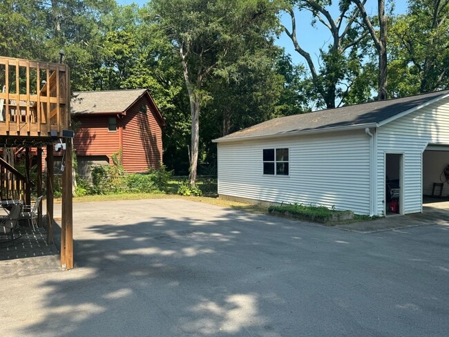 Building Photo - 332 Lynn Dr