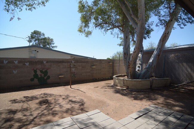 Building Photo - Charming 3 Bedroom 2 Bath House Plus Bonus...