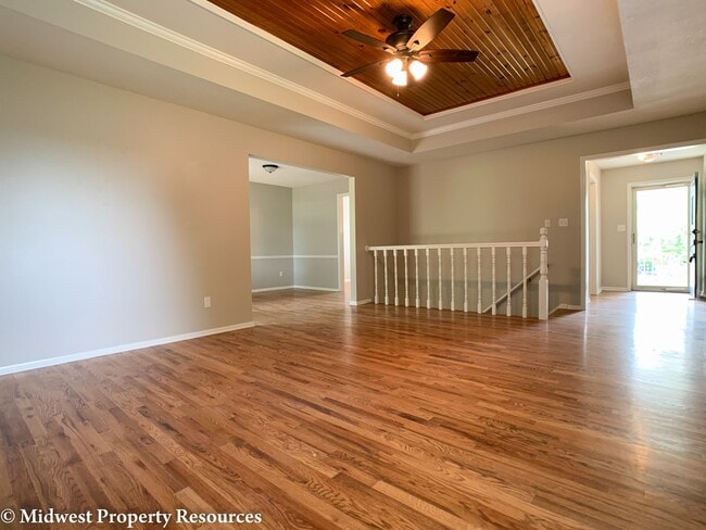 Building Photo - Spacious home with so many updates!  3 bedroom 2.5 baths in Blue Springs