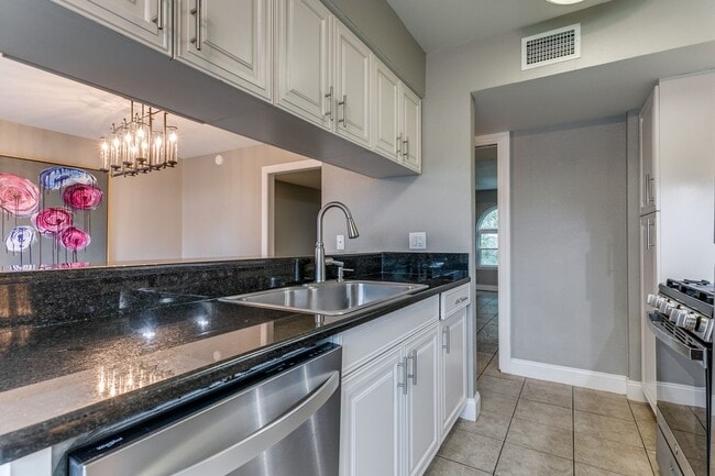 Building Photo - 2-BEDROOM CONDO AT OLMOS PARK TOWNHOMES