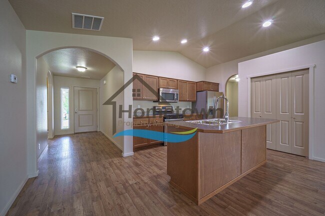Building Photo - 3 Bedroom 2 Bathroom Home with Attached 2 ...