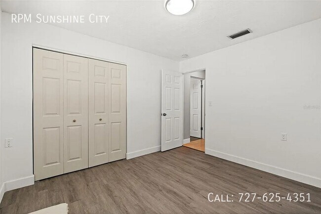 Building Photo - 710 116th Ave