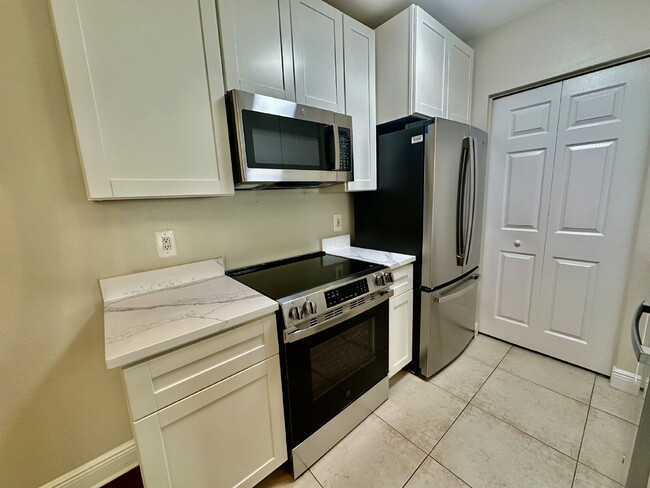 Building Photo - One Bedroom Renovated Condo at Plantation Point!