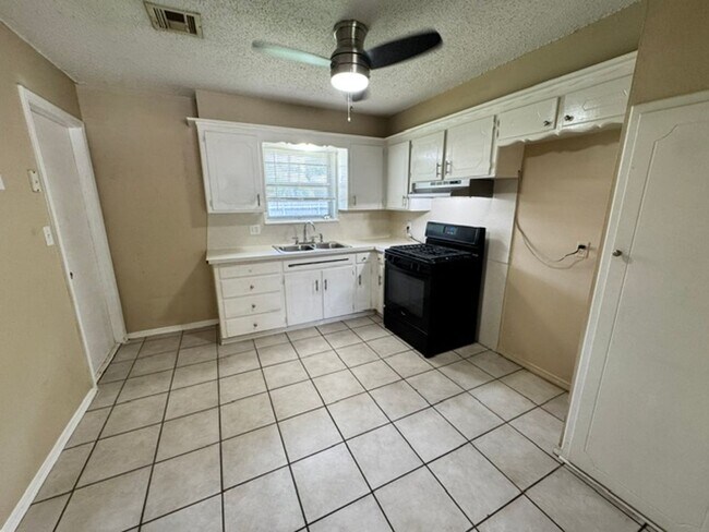 Building Photo - 3 bed one bath ready for move in , Moore Schools!