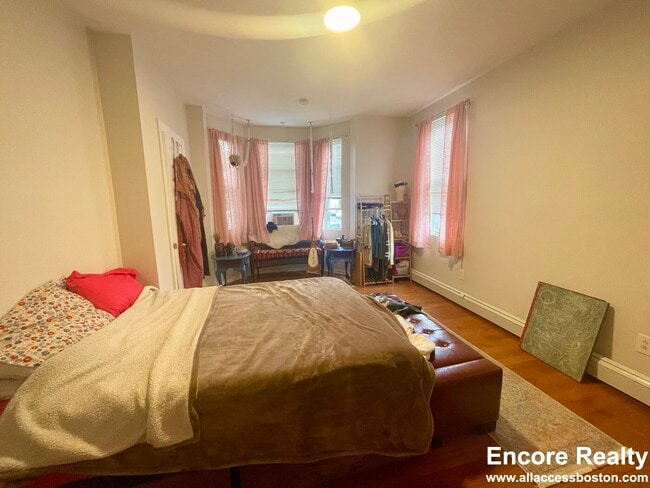 Building Photo - 75 Putnam St