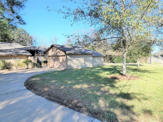 Building Photo - 606 Golfview Dr