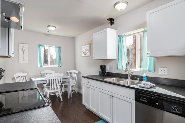 Building Photo - "Charming 2-Bed Oasis with 988 Sq Ft of Comfort in Cheyenne!"