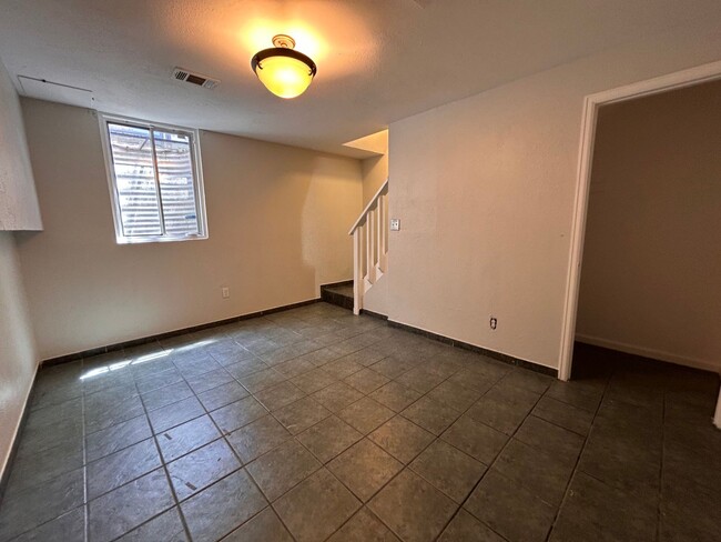 Building Photo - $0 DEPOSIT OPTION. CHARMING 3BED/2BATH VIC...