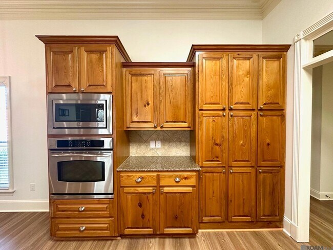 Building Photo - 10723 Hillbrook Ave